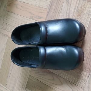 Dansko Clogs Size 39 Narrow